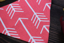 Load image into Gallery viewer, Pink &amp; White Arrows Bandana
